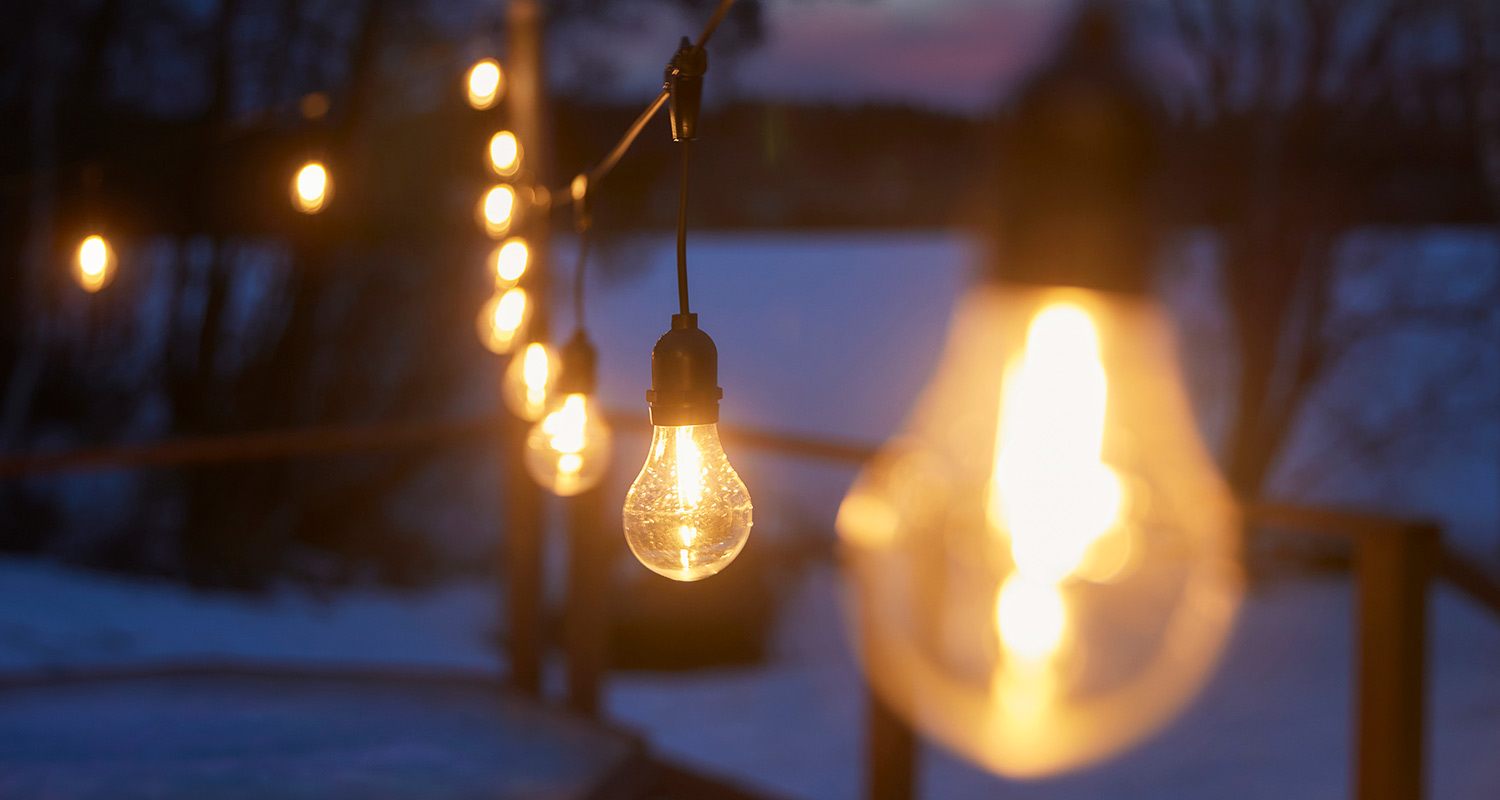 Tivolivalotyyppinen valosarja talvisella pihamaalla tunnelmaa luomassa, valosarjat K-Raudasta