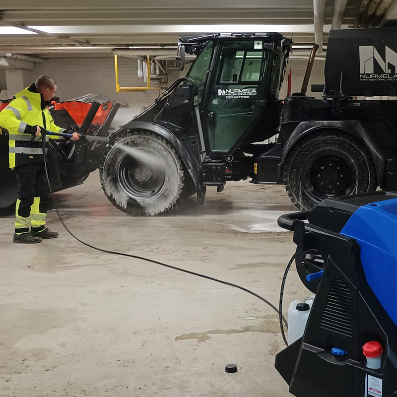 Ammattilaisella testissä työkoneen pesussa Nilfisk-kuumavesipainepesuri.