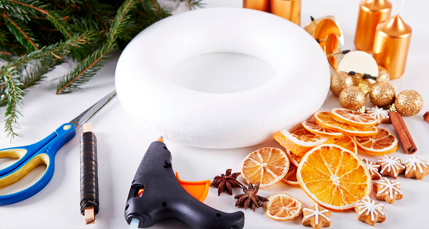 Joulukranssi-ohjeen tarvikkeet joulukranssin tekoon.