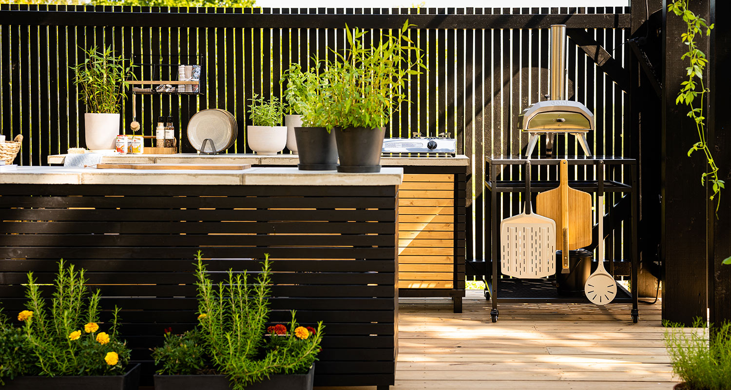 Kesäkeittiön taso ja kaapistot