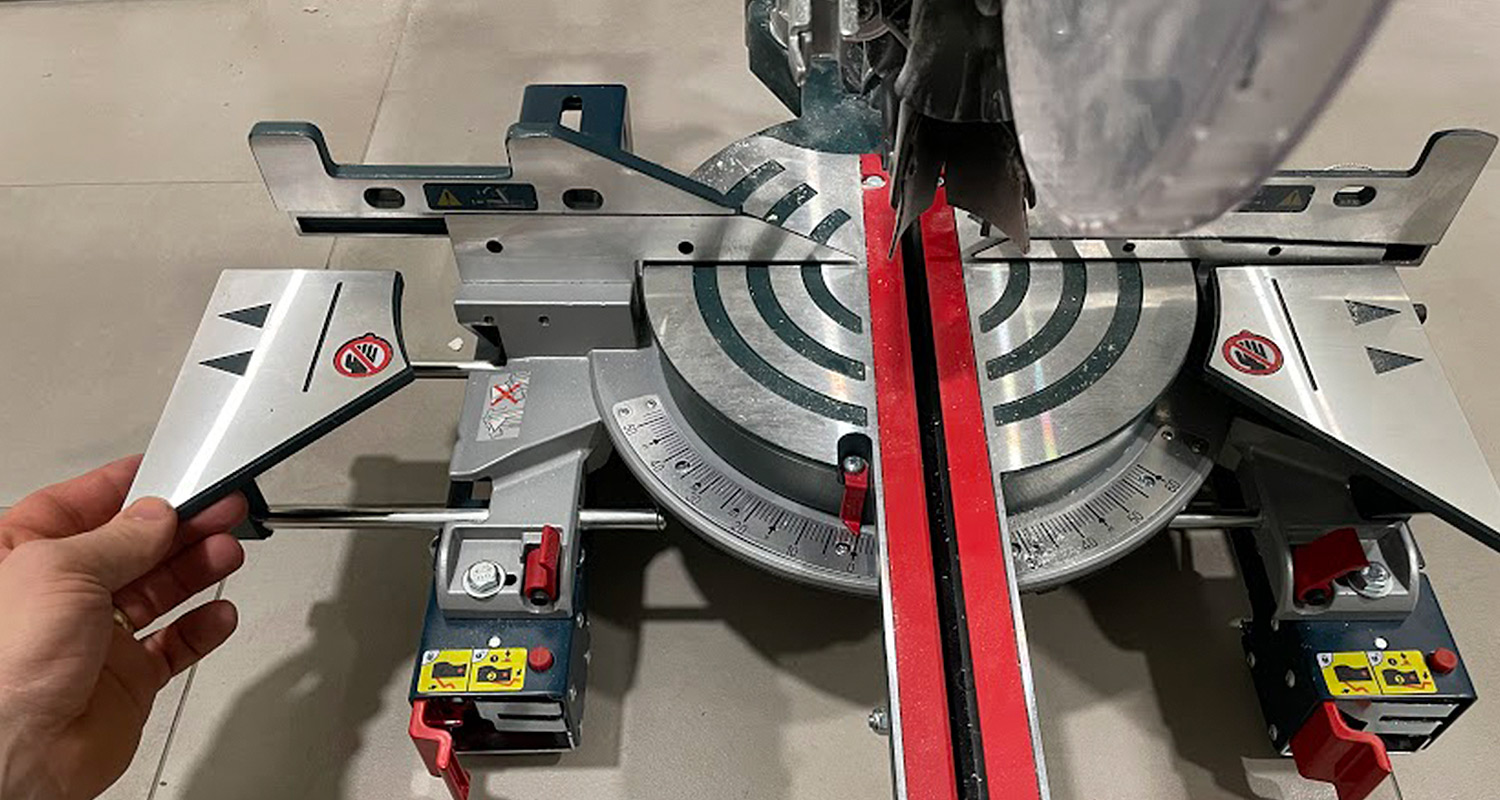 Kuvassa akkukatkaisu- ja jiirisaha Bosch GCM 18V-216 DC Solo, jossa pienet liikkuvat sivupöydät