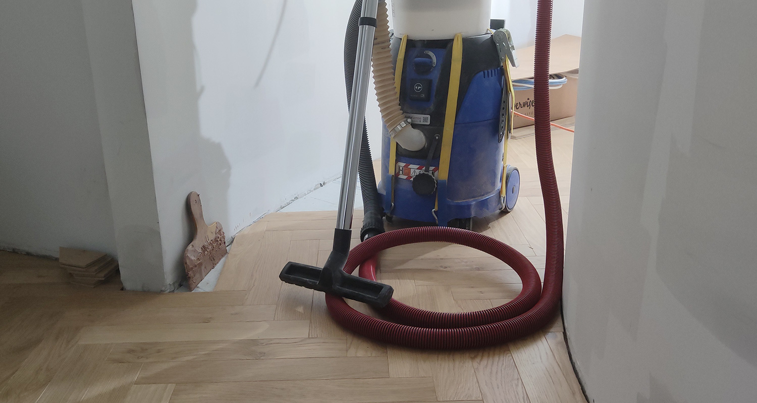 Kuvassa näkyy märkä-kuivaimuri Nilfisk Aero 26-W2H PC kalanruotolattian asennuksessa käytettynä