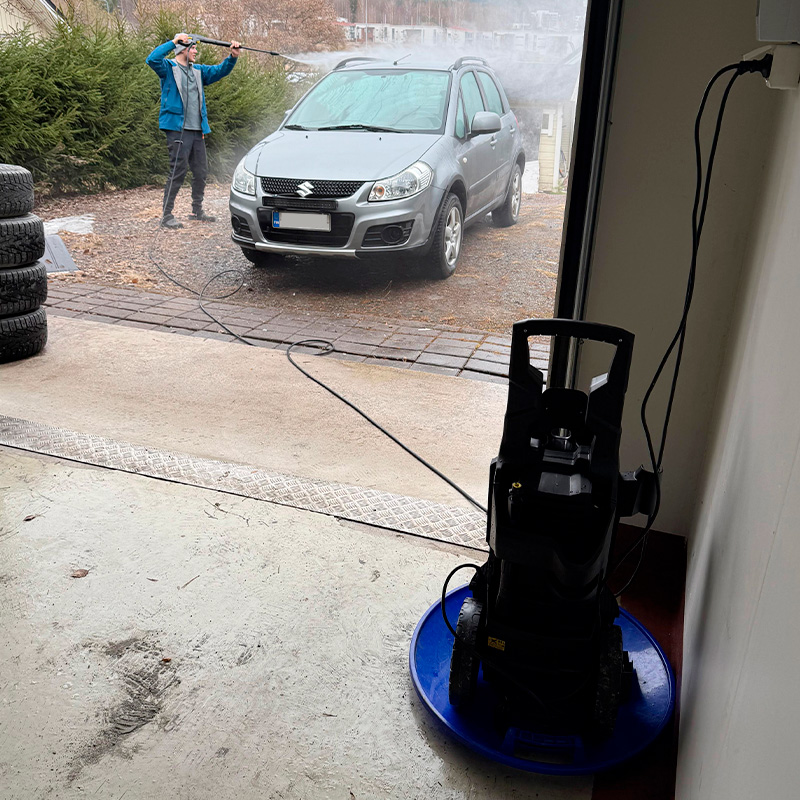 Auton pesu menossa Kärcher K6 Special -painepesurilla, joka löytyy K-Raudan valikoimista.