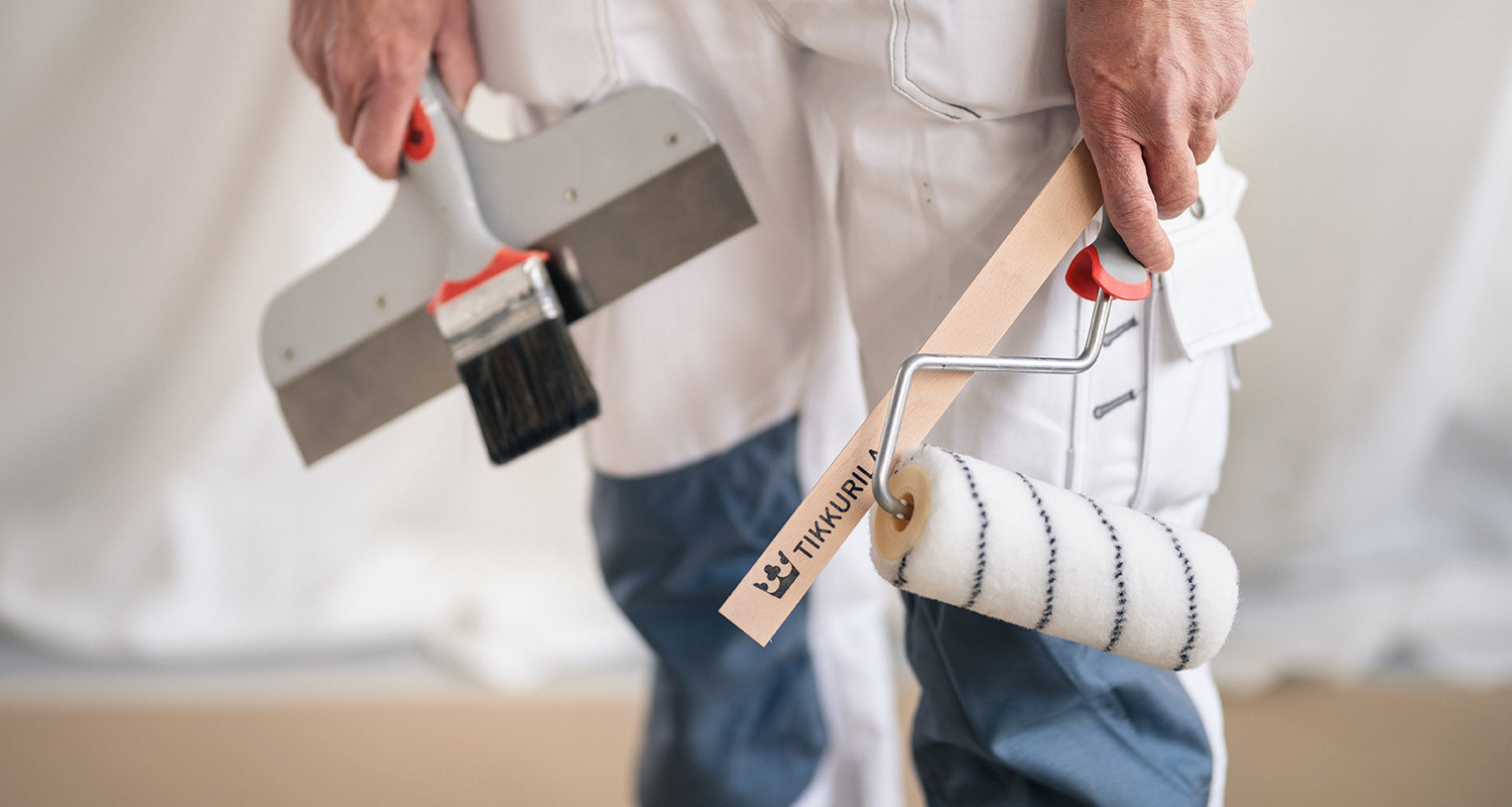 Maalaustarvikkeet maalarin käsissä