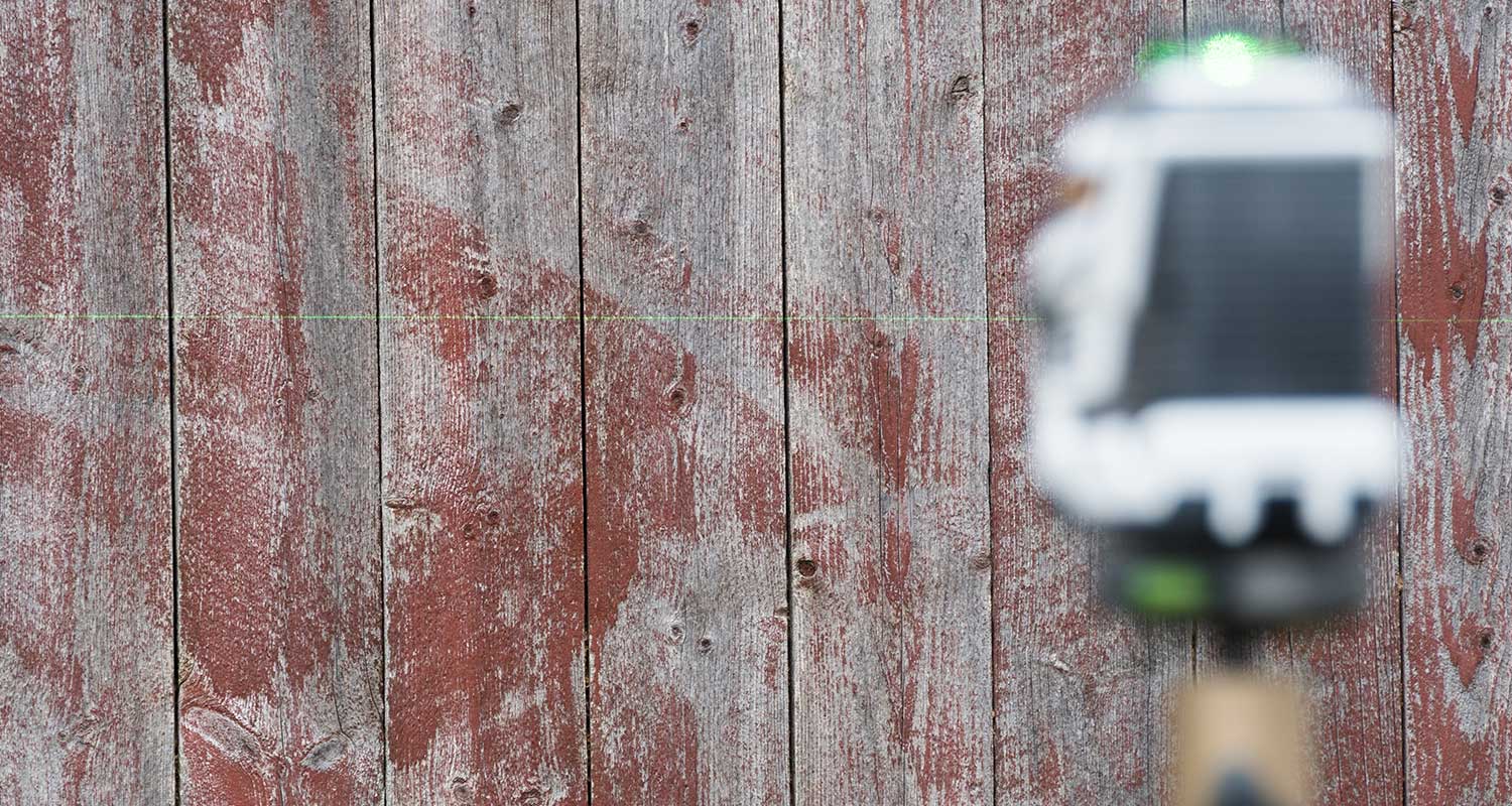 Laserlinerin linjalaser X2-Laser Pron lasersäde ulkoseinään heijastettuna, tuote myynnissä K-Raudassa