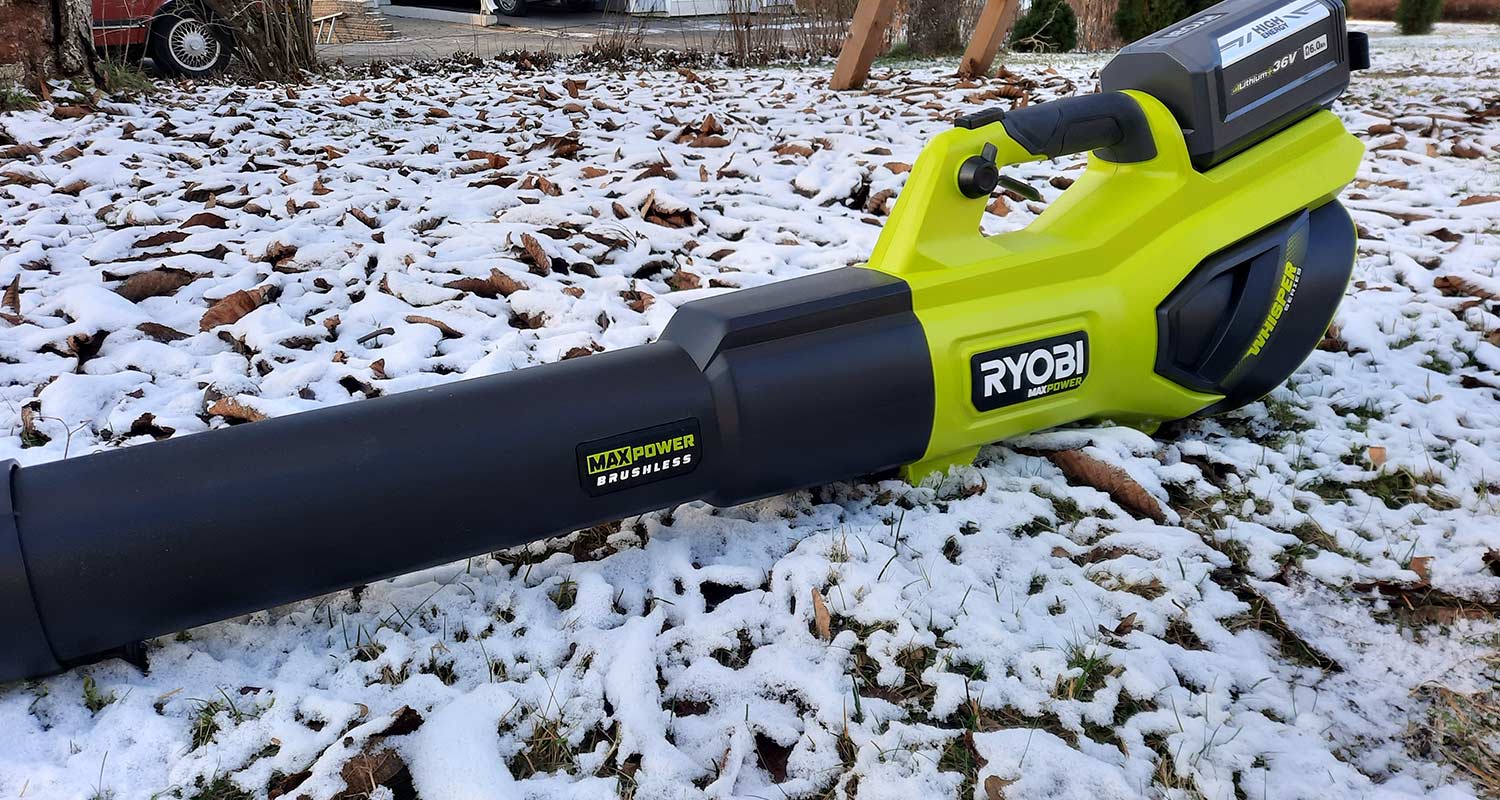 Ryobin akkupuhallin mallia RY36BLXB-0 MAX POWER 36V pihamaalla valmiina töihin