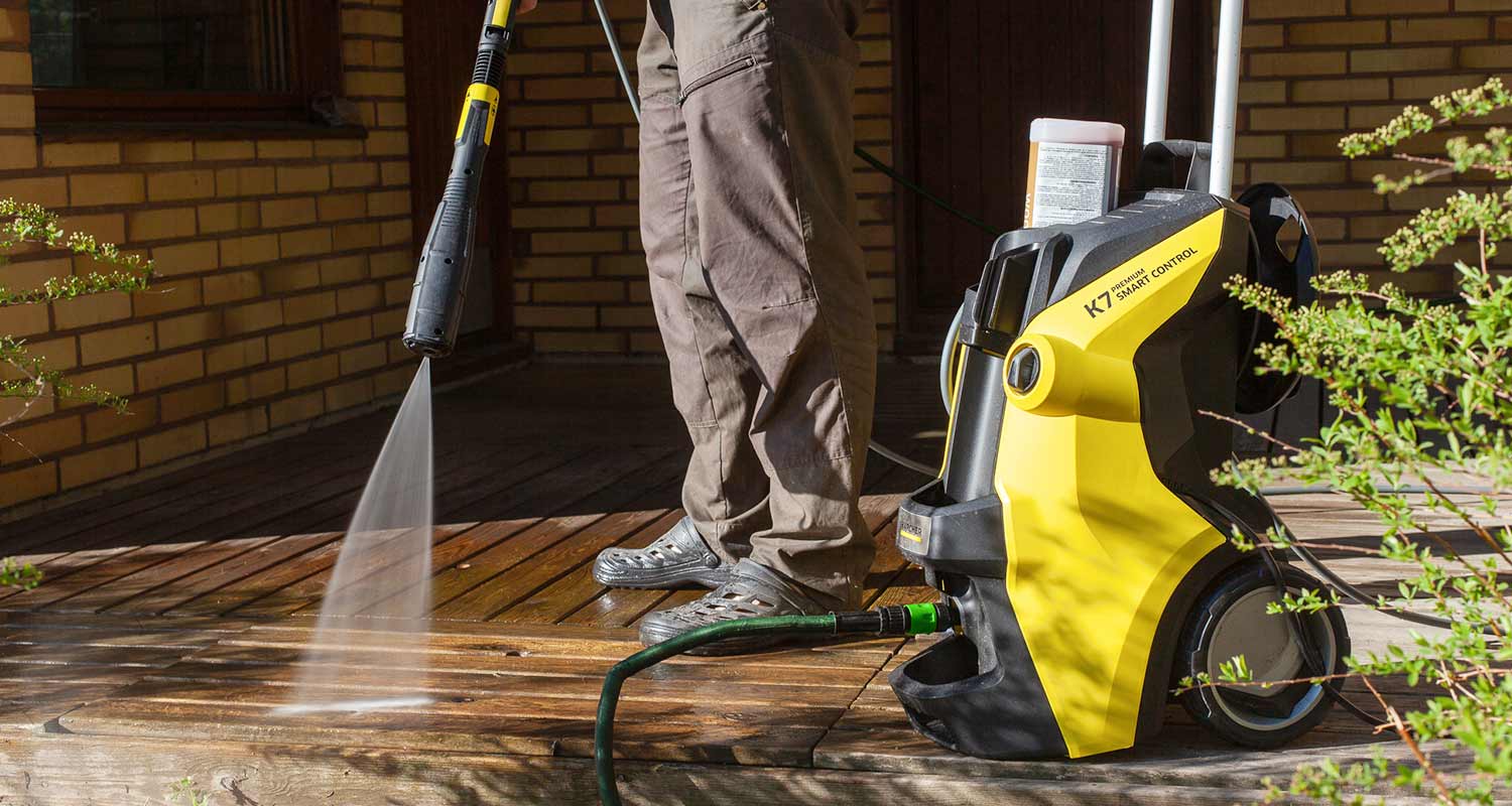 Kärcherin painepesuri käytössä terassin pesussa