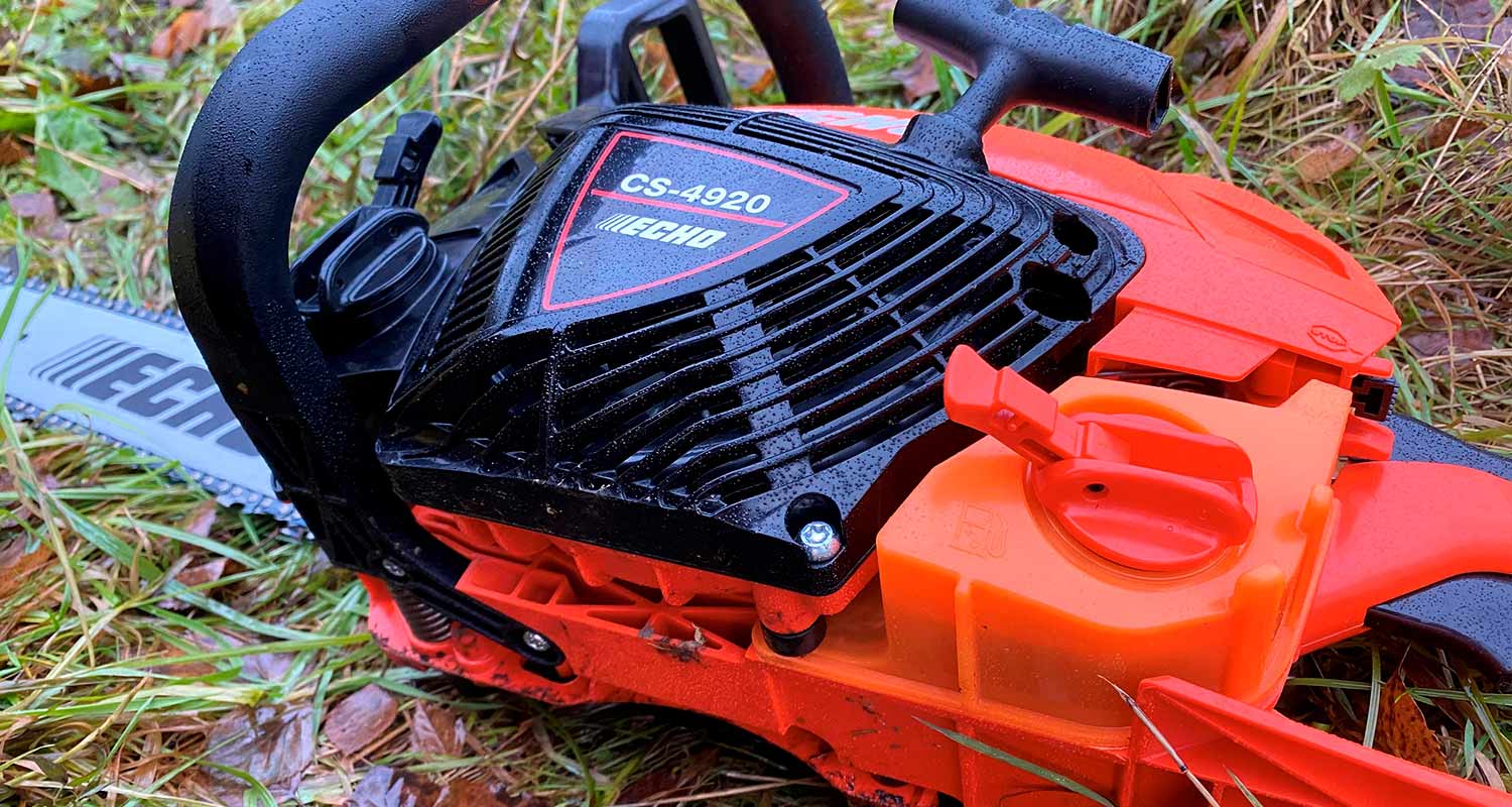 Lähikuvassa moottorisaha Echo CS 4920