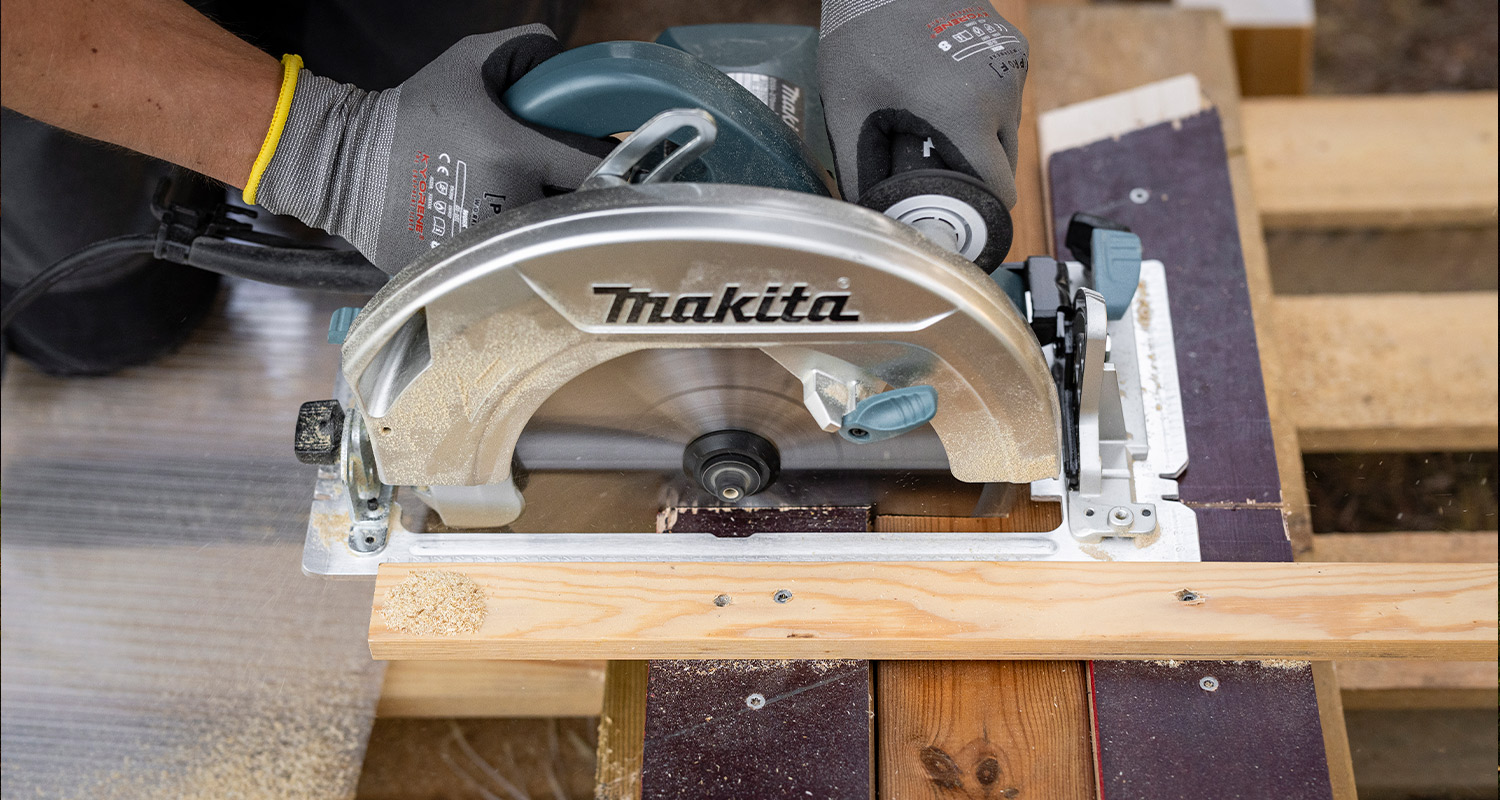 Tee itse puutarhapenkki: Kuvassa valmis penkki ja säilytyslaatikko