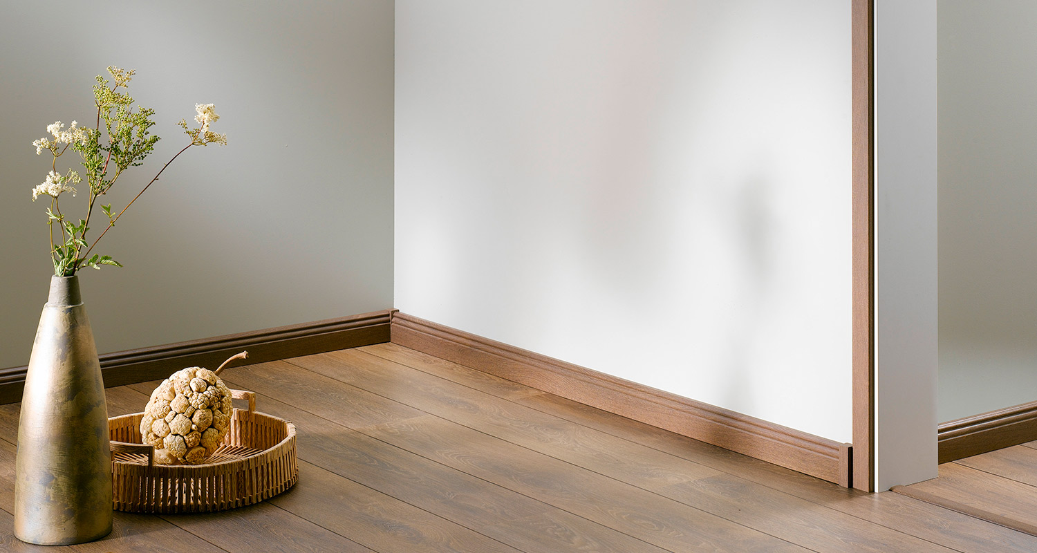 Ruskea jalkalista huonetilassa, jossa ruskea lattia