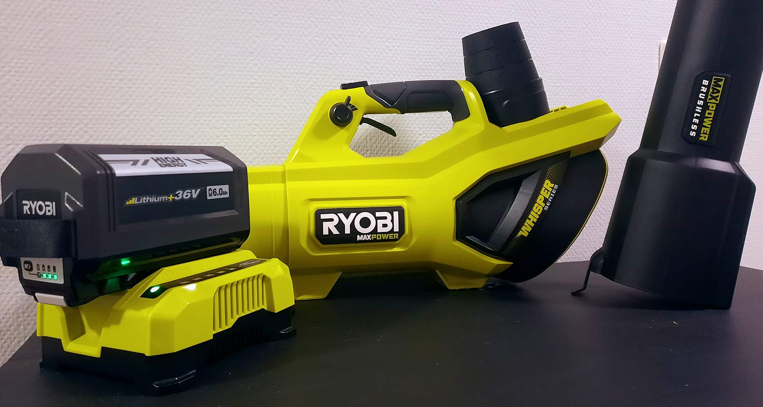 Ryobin RY36BLXB-0 MAX POWER 36V -mallin puhaltimen akku laturissa latautumassa testiä varten