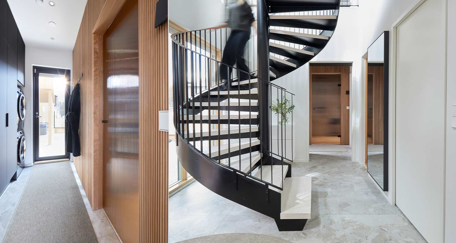 K-Raudan ja Ainoakodin kohde Villa Peak Oulun Asuntomessuilla kesällä 2025. Kuvassa sisäänkäynti ja mustat kierreportaat.