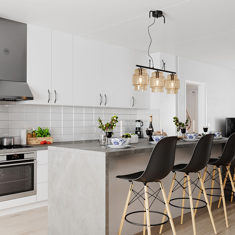 Valaistussuunitelma K-Raudan vinkeillä. Kuvassa musta riippuvalaisin keittiössä.