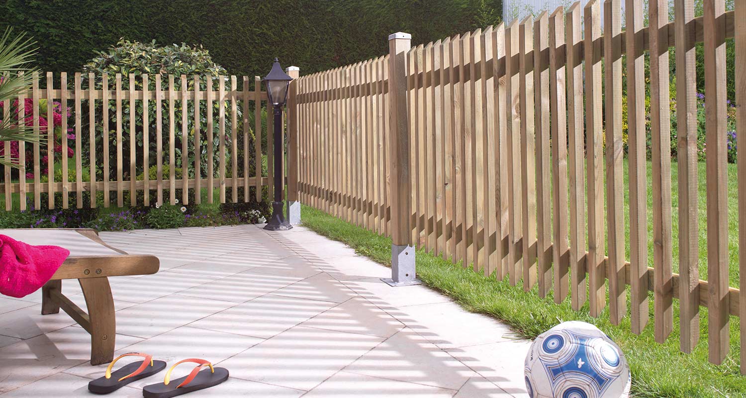 Kuvassa aitaelementti Goodiy Lilja 80x180cm K-Raudan valikoimista