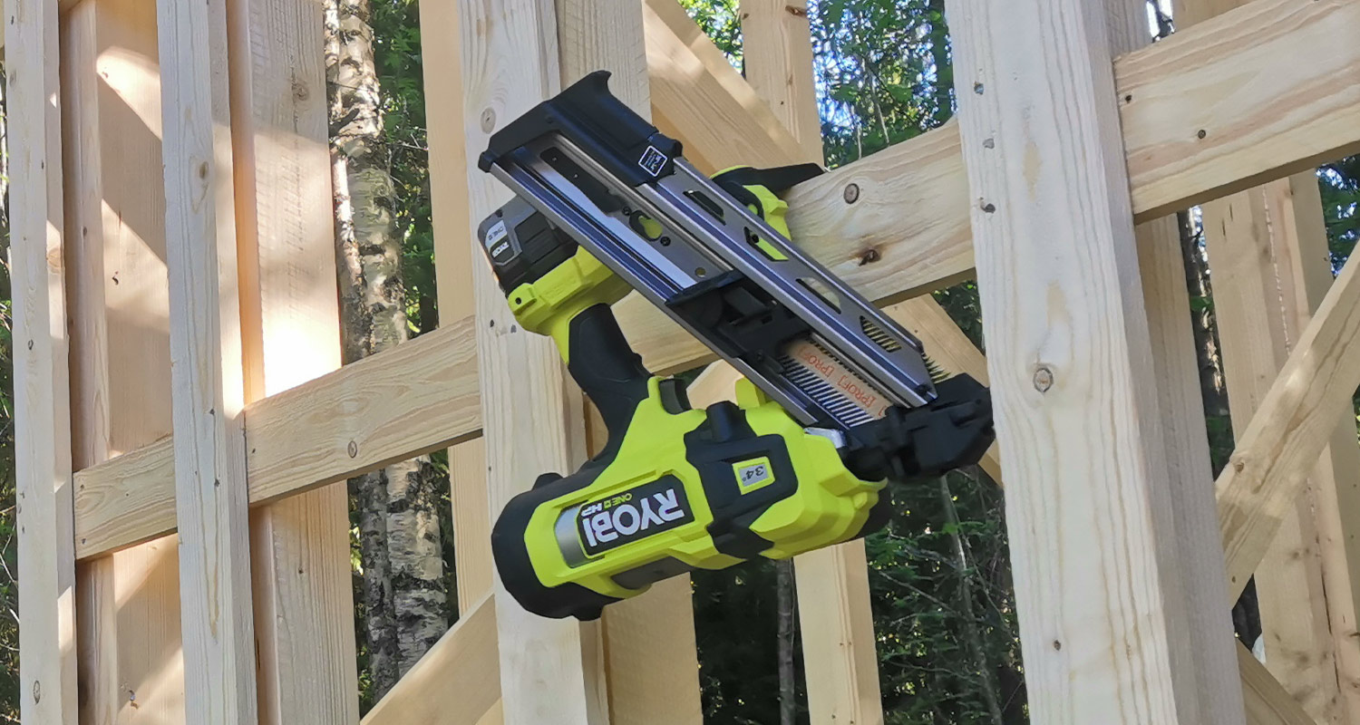 Kuvassa koukusta riippumassa Ryobin runkonaulain RFN1834X-0 ONE+, tuote K-Raudan valikoimista. 