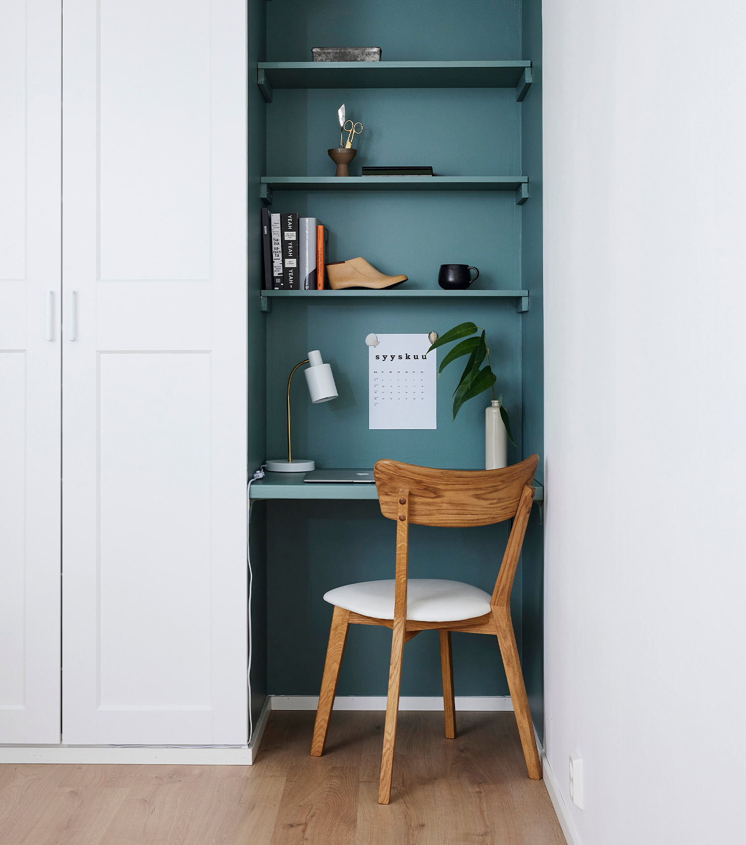 DIY: Työpöytä. Huoneen nurkkaan rakennettu uptettu työpiste.