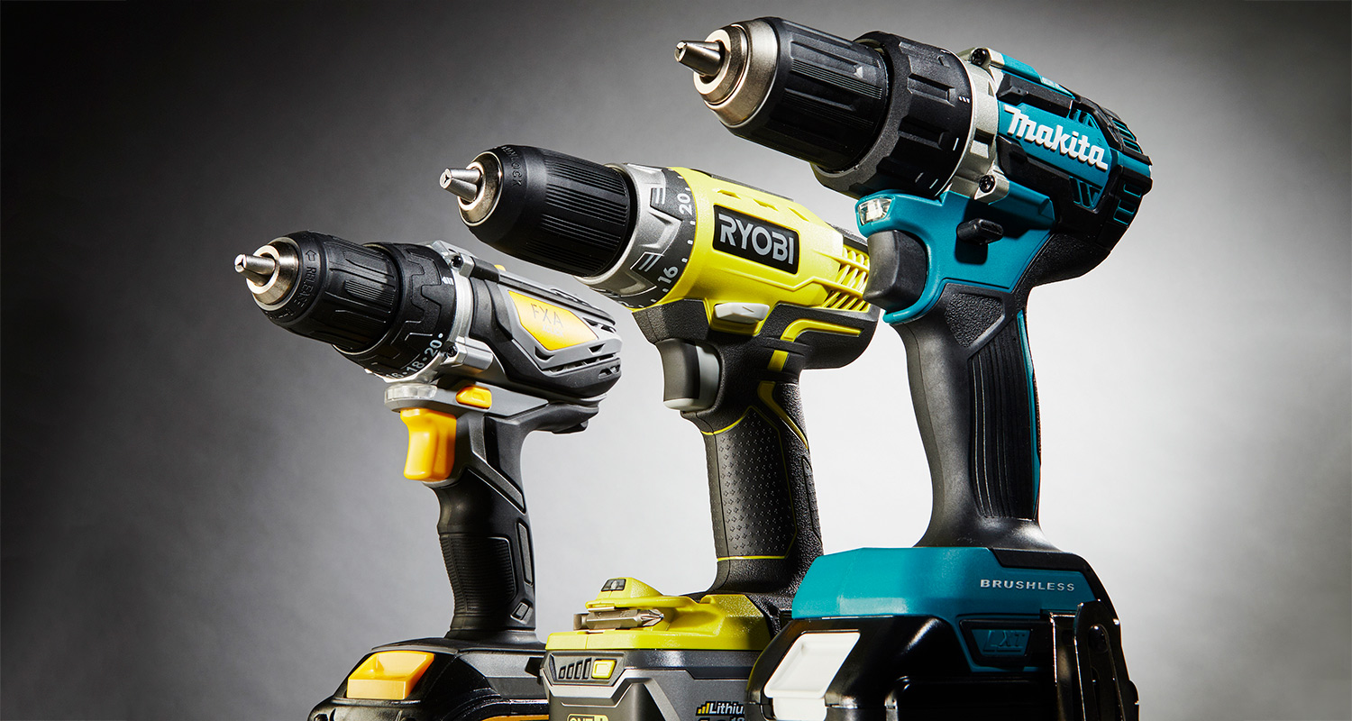 Kolme johdotonta porakonetta: harmaa-oranssi, keltamusta Ryobi ja turkoosimusta Makita