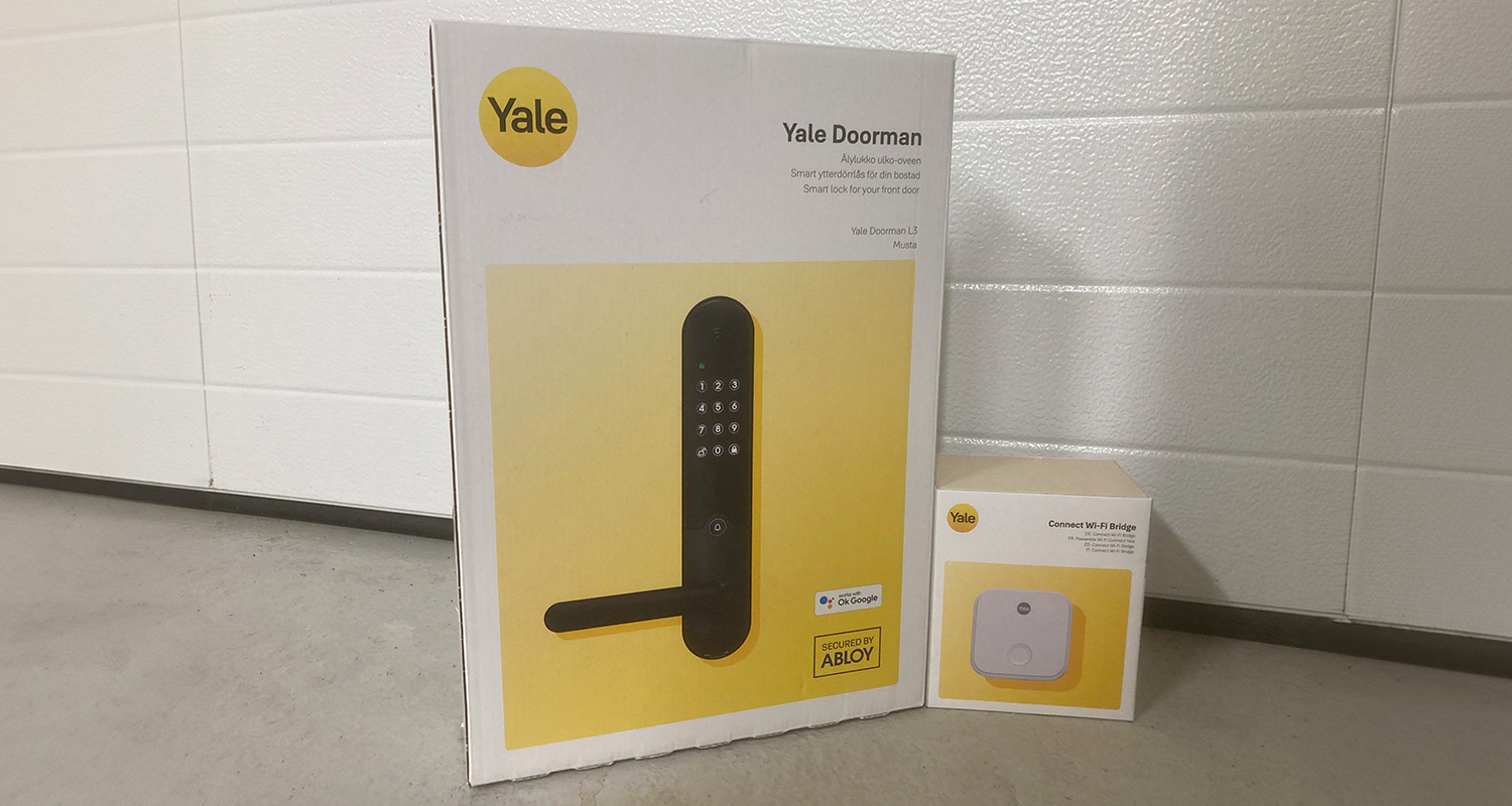 Kuvassa älylukko Yale Doorman L3 musta sekä Wifi-silta Yale Connect Wi-Fi Bridge, tuotteet K-Raudasta 