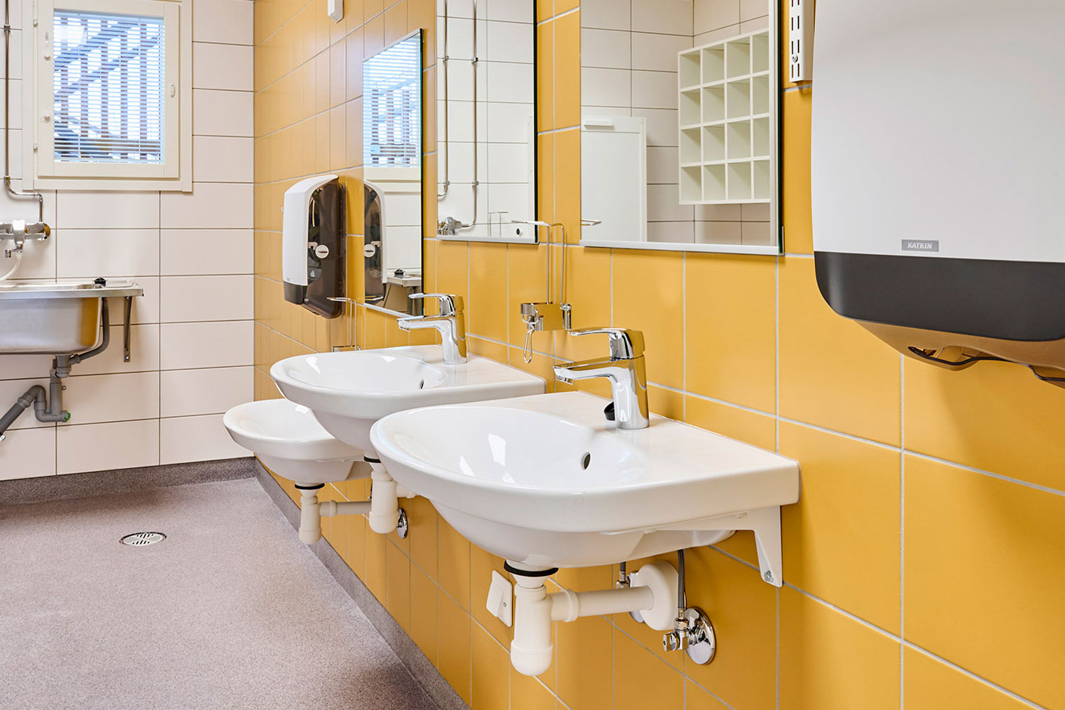 Sompion päiväkoti sisältä. Seinässä Vitran Color 2.0 -sarjan sävy Turmelic Ral, joka Dekostudion kautta.