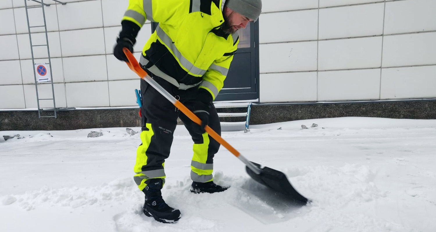 Lumitöissä Jalaksen turvakengät jalassa