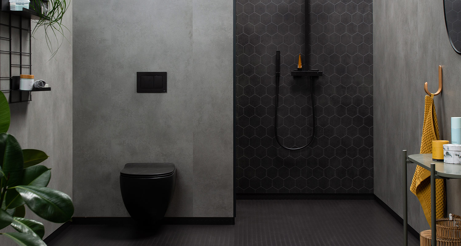 Harmaata ja mustaa Fibo-sisustuslevyä kylpyhuoneen seinässä, myynnissä K-Raudassa