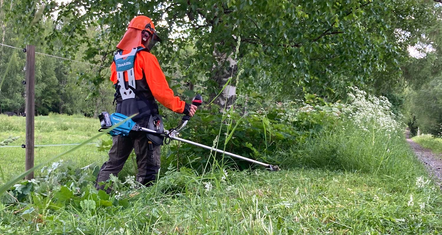 Pientareen raivaus menossa Makitan raivaussahalla, malli UR013GZ05 40V XGT. Tuote löytyy K-Raudasta. 