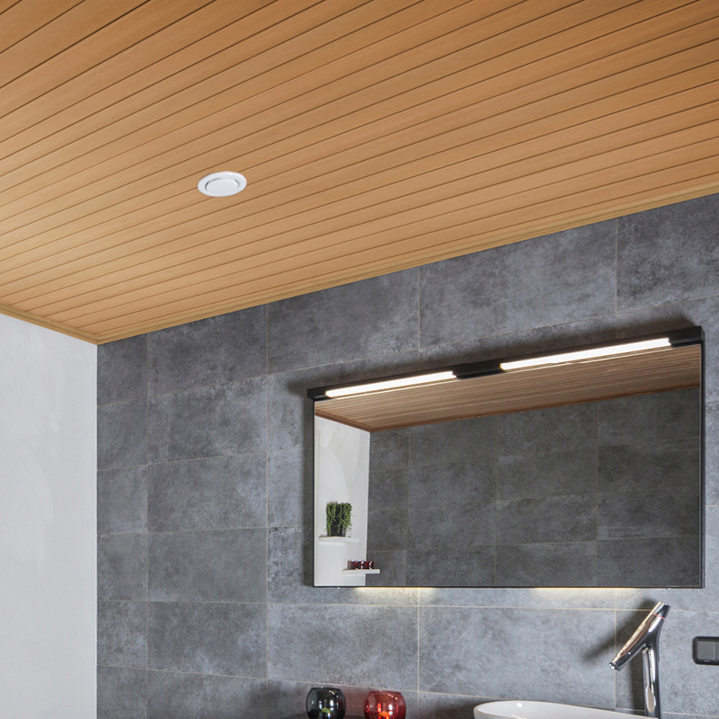 Moderni kylpyhuone: harmaa laattaseinä, puupaneelikatto, valaistu peili ja hana.