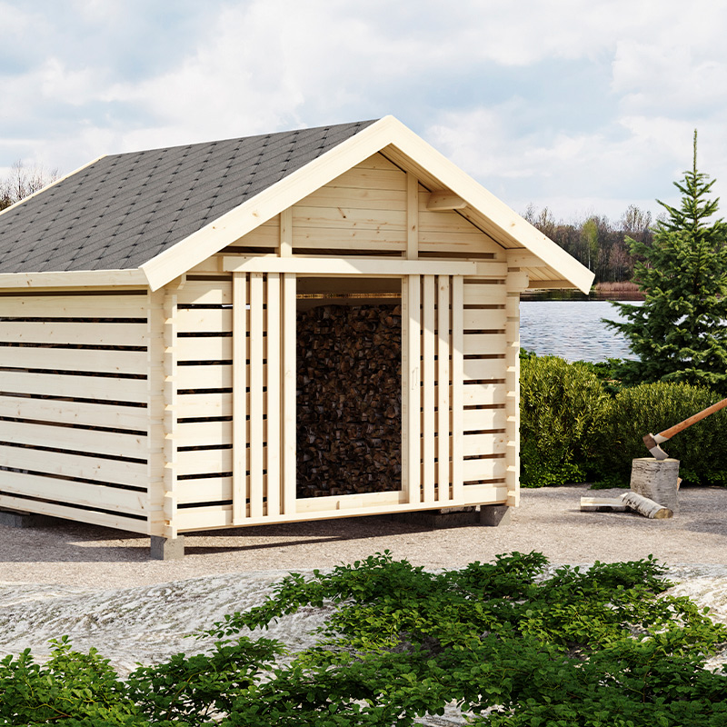 Vaalea puuvarasto halkopinolla järven rannalla, etualalla kirves kannolla