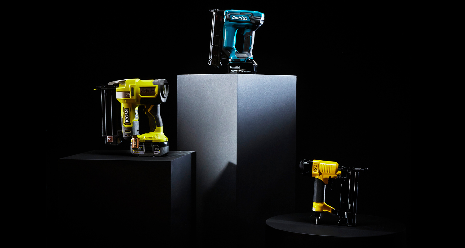 Kolme erilaista viimeistelynaulainta korokkeilla mustaa taustaa vasten.