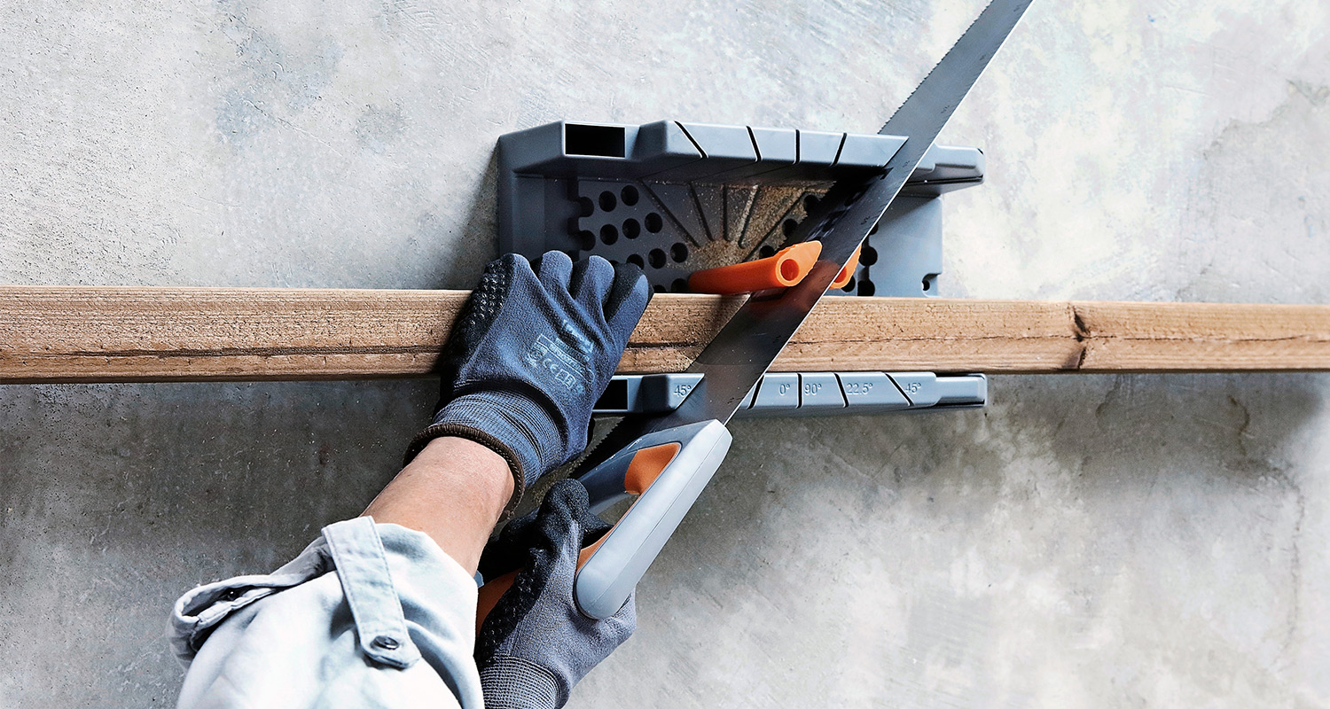 Tee itse köynnöstuki K-Raudan ohjeilla ja tarvikkeilla. Kuvassa sahataan köynnöstukeen tarvittavia osia PROF-kestopuurimasta.