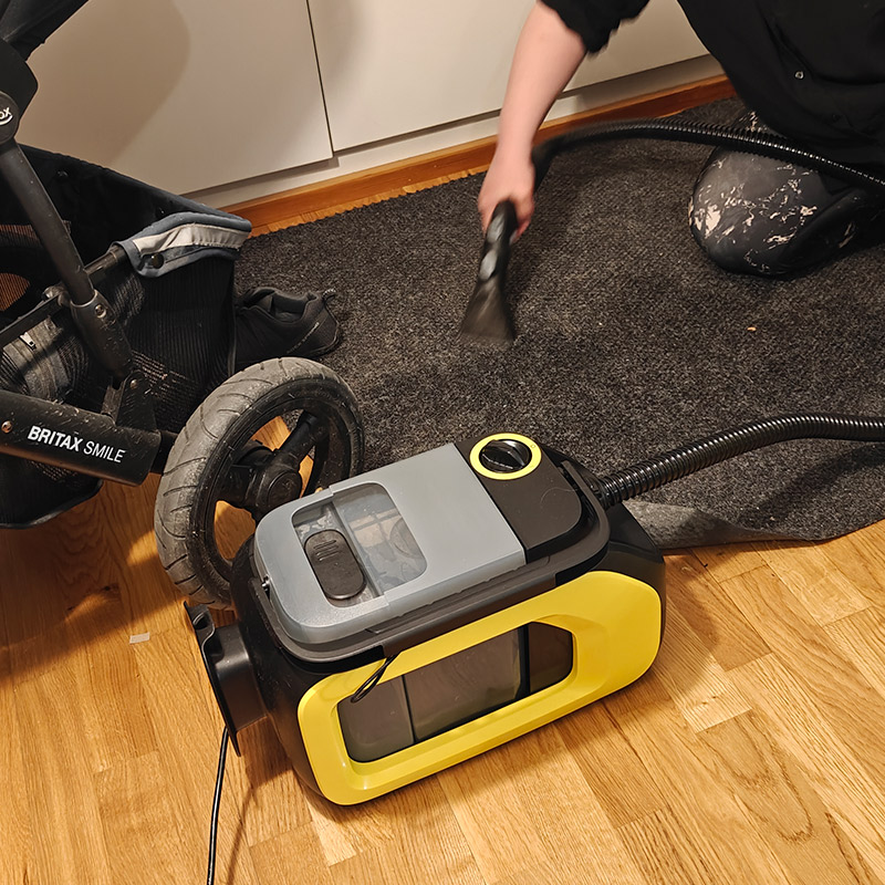 Testissä kuluttajalla kompaktin kokoinen tekstiilipesuri Kärcher SE 3 Compact kodin tekstiilien puhdistuksessa. Tuote on K-Raudan valikoimista.