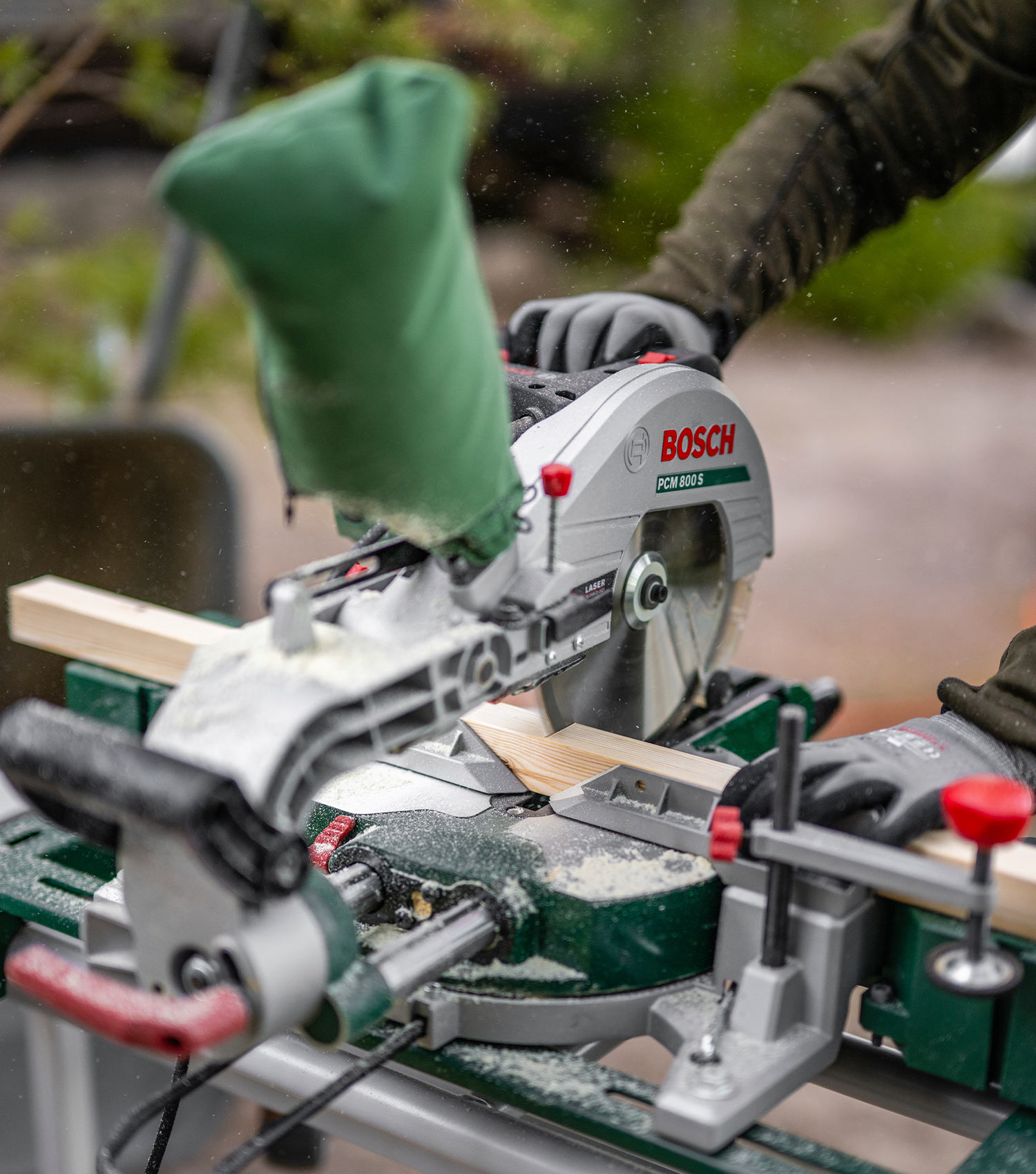 DIY: Sohvapöytä. Kuvassa diy-sohvapöytä valmistumassa. Tekijä sahaa osia