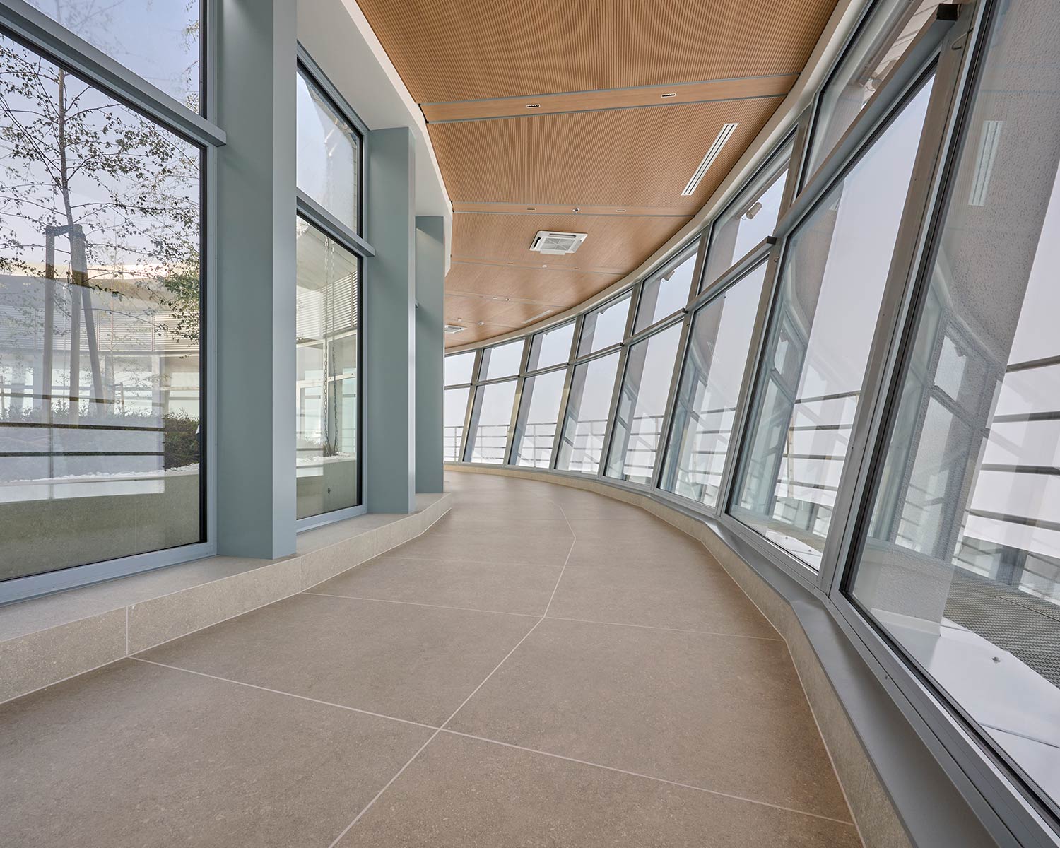 prysmian-group-kirkkonummen-kaapelitorni-krauta-pro-dekostudio-referenssikohde-ak-lattia-marazzi-berici-cenere-120x120-laatta
