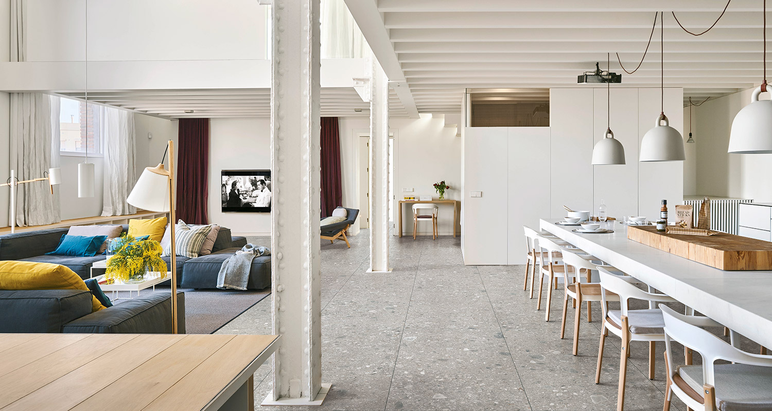 Vaalean loft-asunnon lattialaattana on Cello Mystone Ceppo di gre harmaa