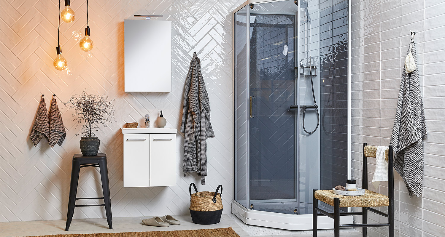 Valkoinen kylpyhuone viimeistelty persoonallisilla kylpyhuonekalusteilla Kylpyhuontrendit 2021 -kokonaisuuden mukaan. Kuvan tuotteet ovat K-Raudan valikoimaa.