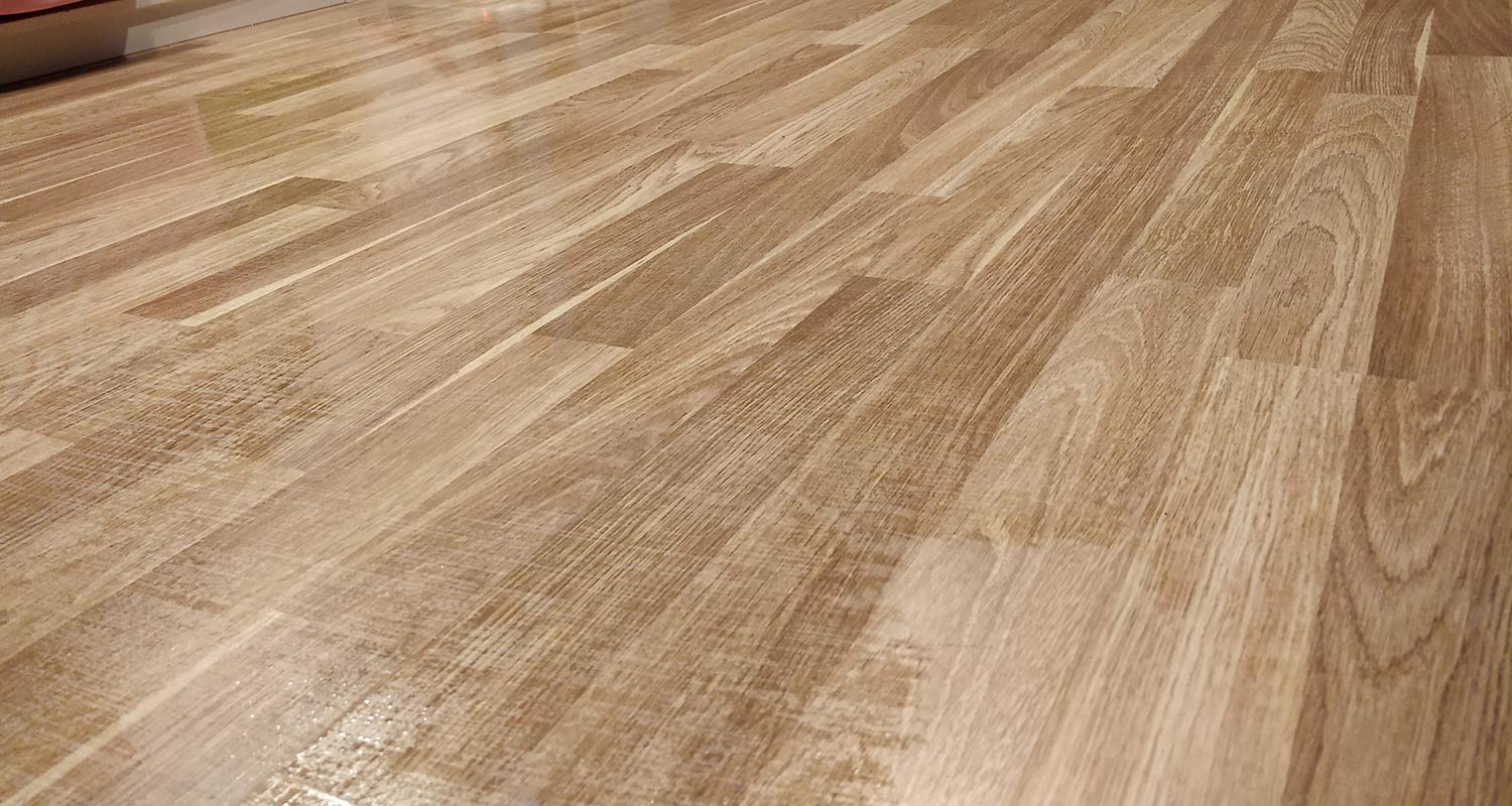 Kärcherin höyrypuhdistimella puhdistettu lattia