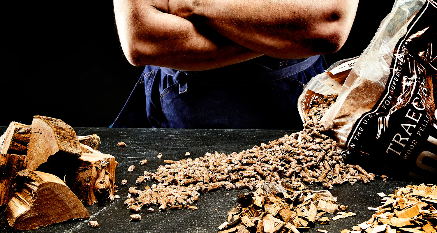 Erilaisia savustuspuruja levitetty pöydälle. Savustuspurut ja niiden käyttö opetetaan K-Raudan asiantuntija-artikkelissa.