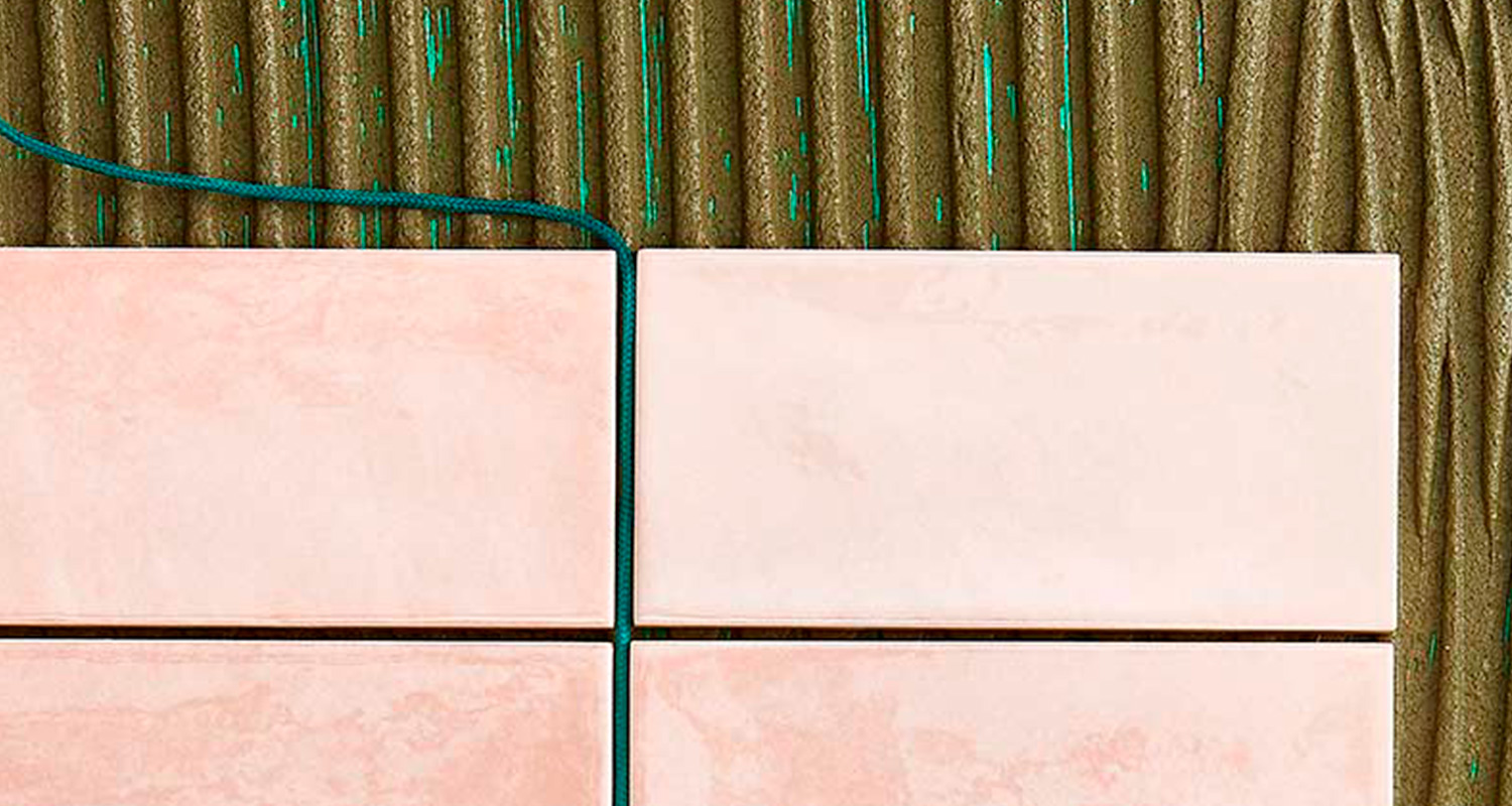 Laattojen latominen kiinnityslaastin päälle