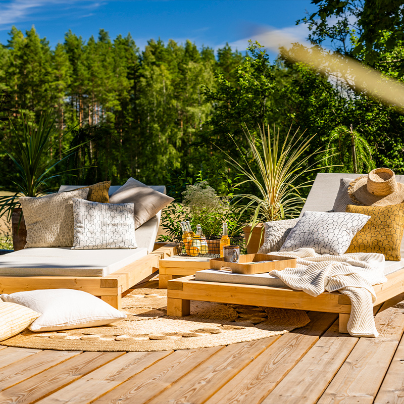 Kaksi säädettävää daybed-toteutusta terassilla.