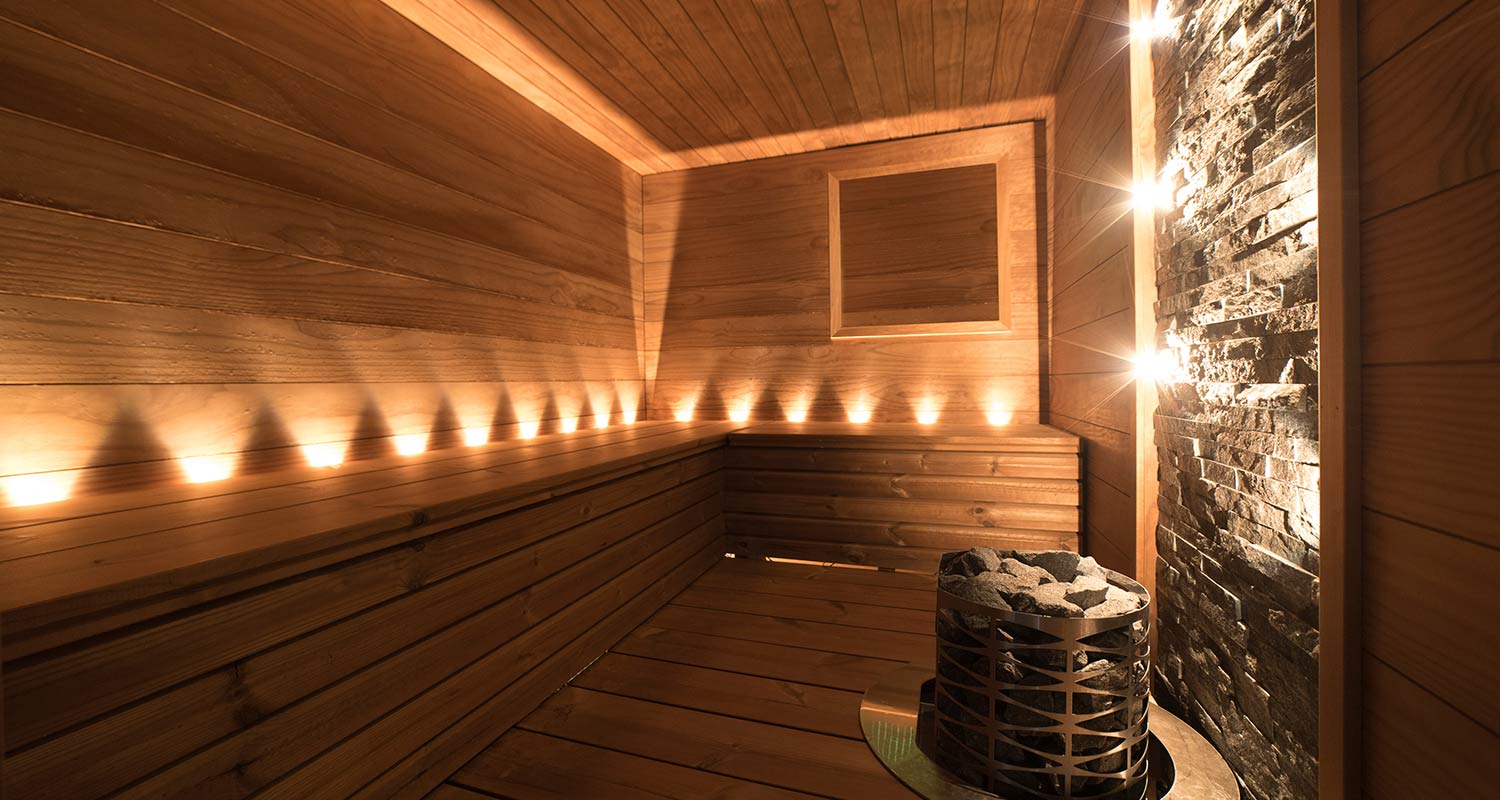 Saunassa valot lauteiden takana ja seinässä, eri valaistusvaihtoehtoja löydät K-Raudasta
