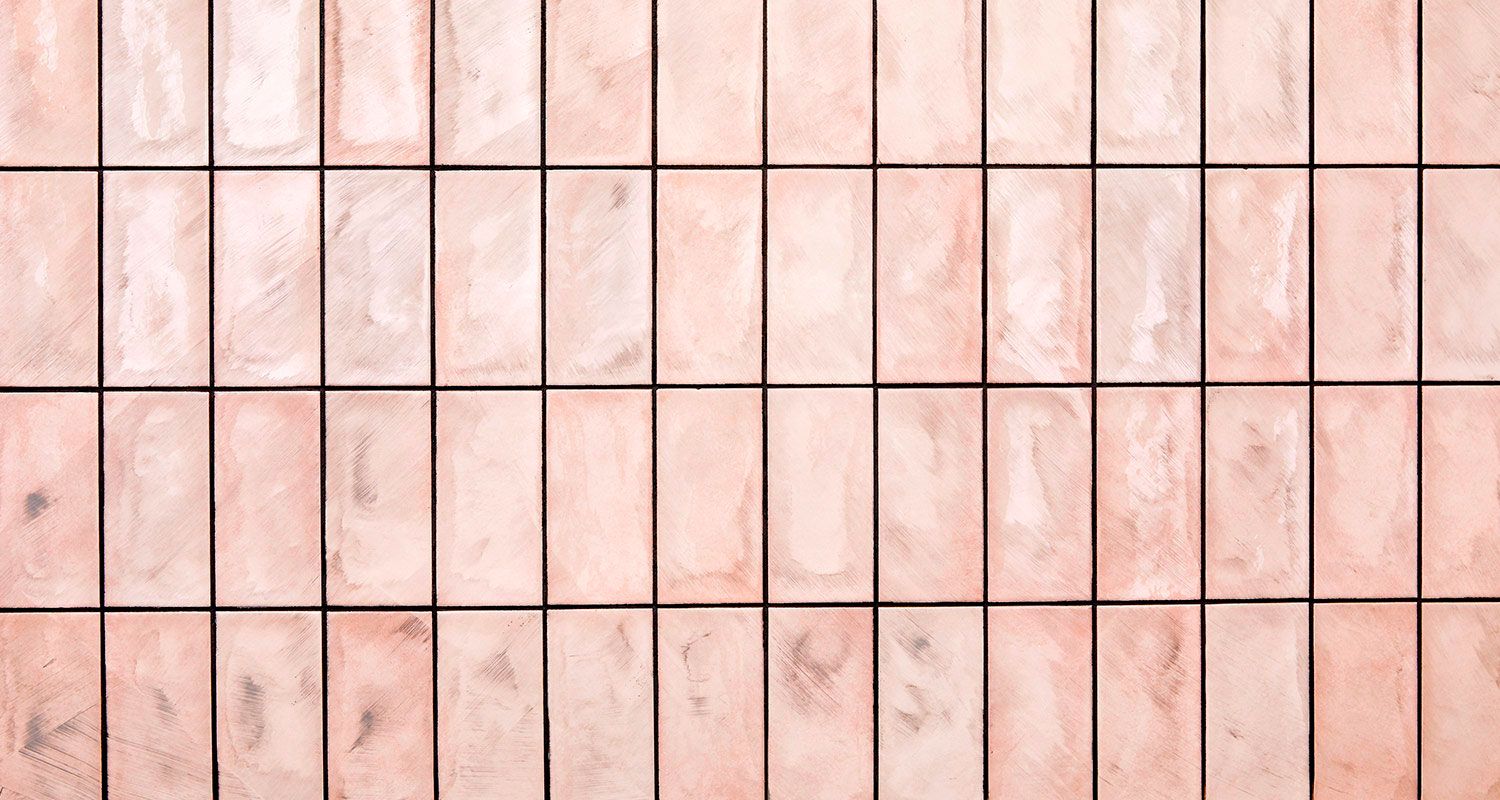 Laatoitettu keittiön välitilan seinä ennen laattojen pesua