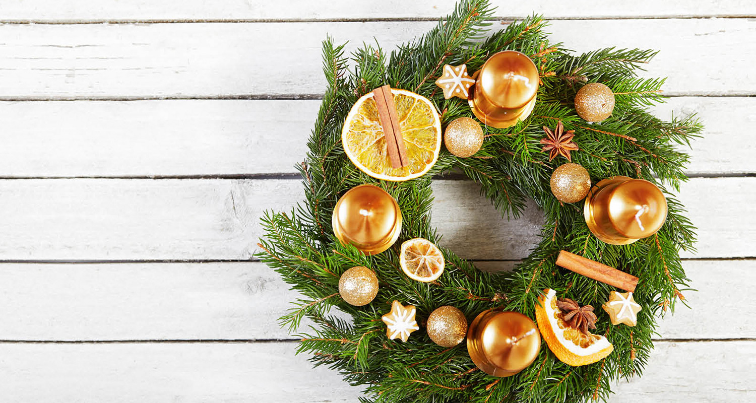 Valmis joulukranssi, joka on rakennettu K-Raudan joulukranssi-ohjeilla.