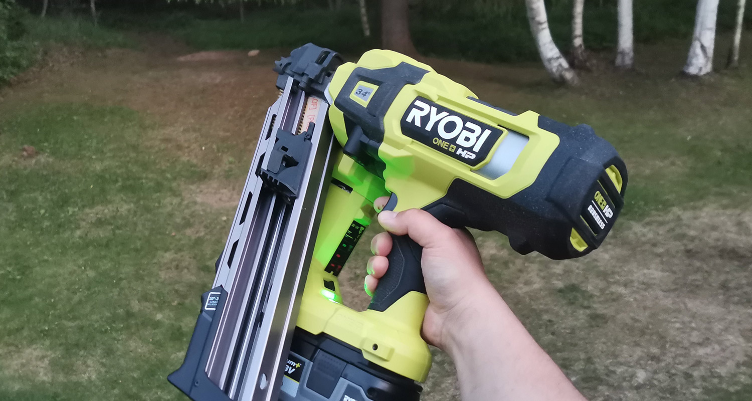 Kuvassa kuluttajalla testissä Ryobin runkonaulain RFN1834X-0 ONE+, tuotetta myy K-Rauta. 