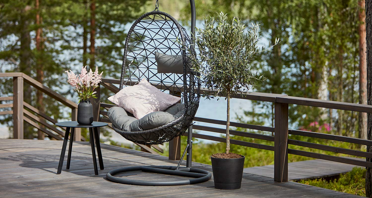 Harmaa terassi yksinkertaisilla kaiteilla, kuvassa K-Raudan tuotteita