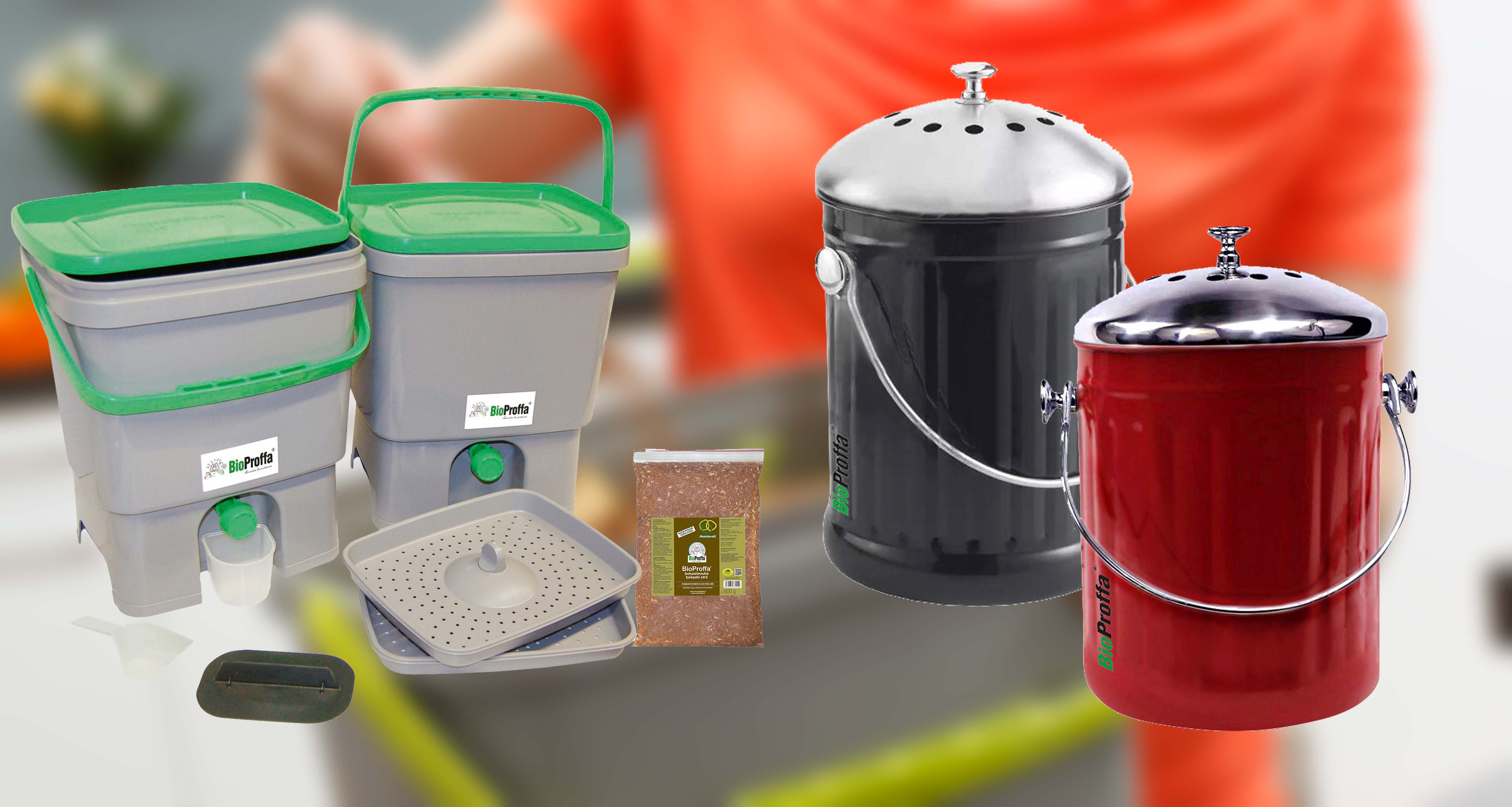 Harmaa-vihreä muovikompostori, turvepakkaus ja punainen sekä musta metallinen biojäteämpäri