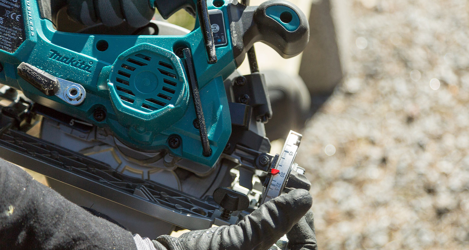 Lähikuvassa Makitan akkupyörösaha HS012GZ 40V XGT työkäytössä. Kone on K-Raudan valikoimista.