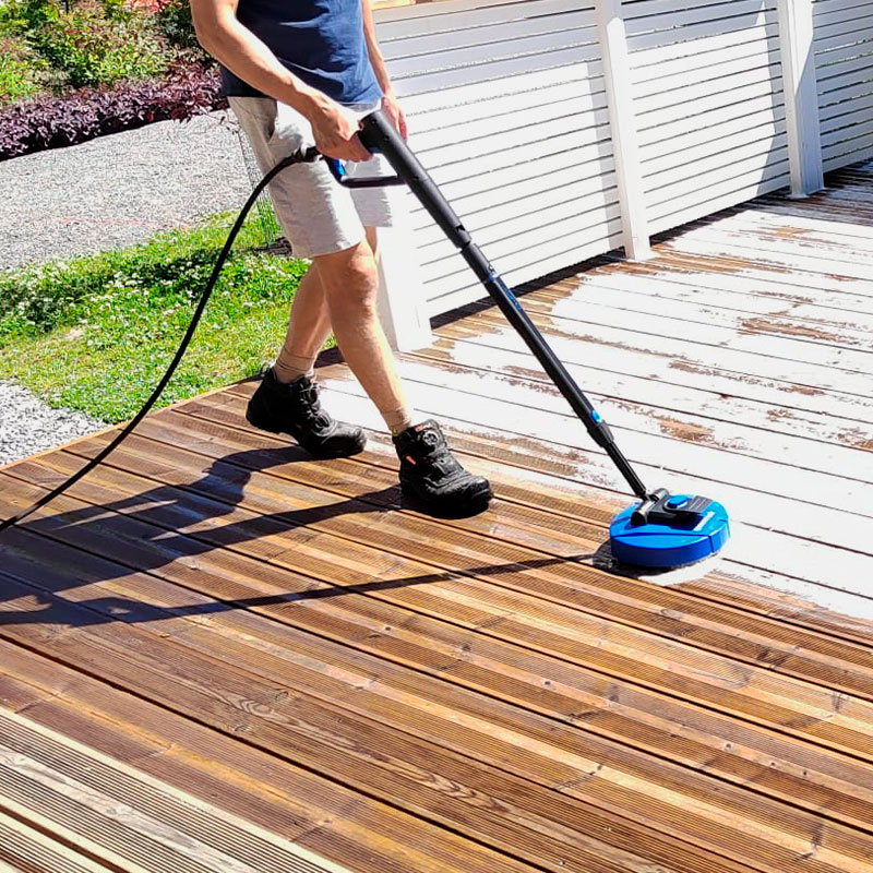 Terassin pesu käynnissä Nilfisk Excellent 180-12 Smart Assistant Patio -pesurilla. Tuote löytyy K-Raudan valikoimista.