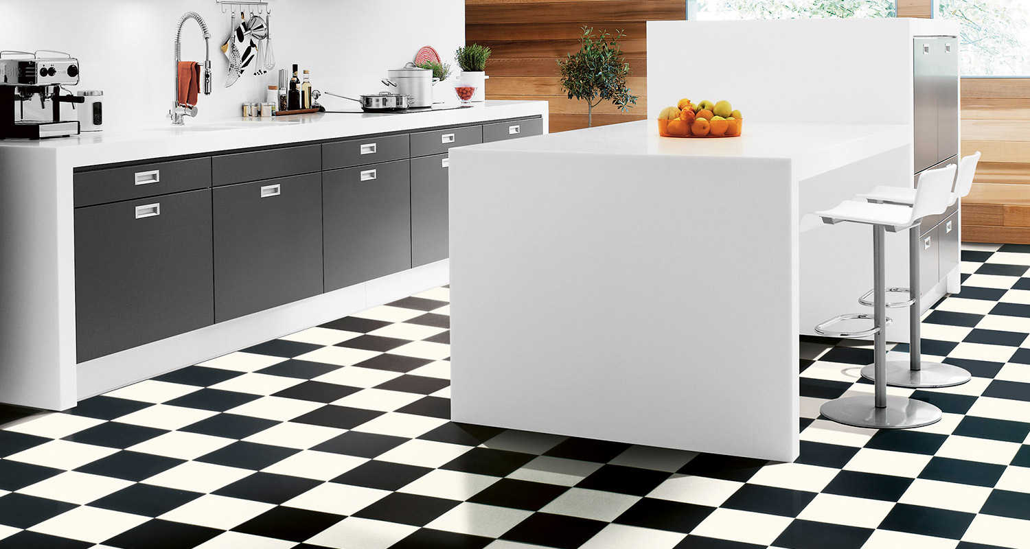 Shakkiruutulattia keittiön lattiassa antaa tilalle raikkaan ilmeen