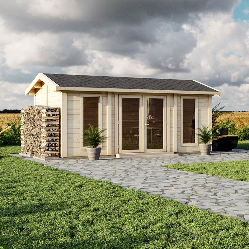 Vaalea puinen pihamökki kolmella lasiovella, halkopinot sivulla, ruukkupuut ja kivipolku nurmella.