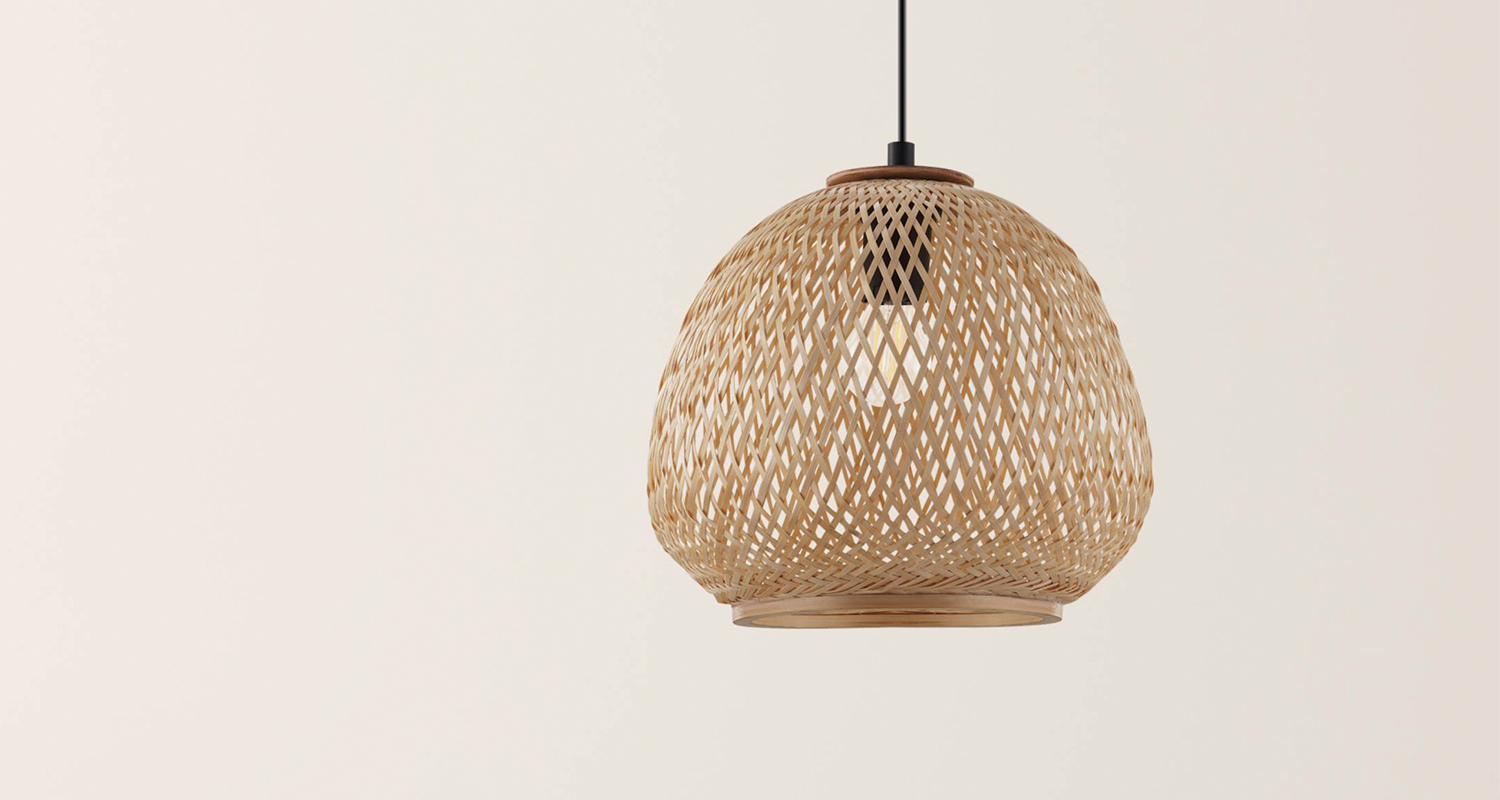 Ripustettu luonnonvärinen rottinkipunoslamppu vaaleaa seinää vasten